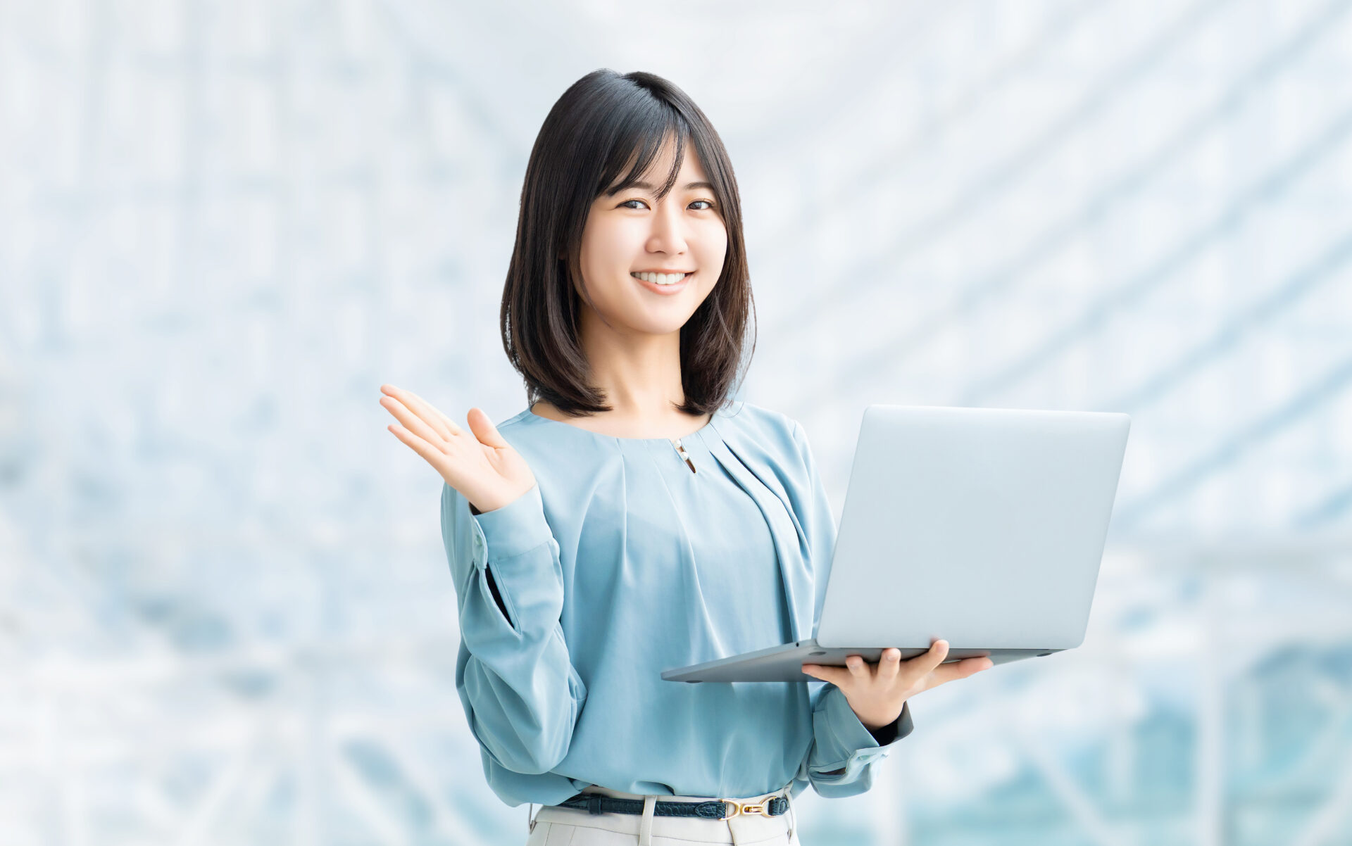 ニュートリライトのサプリの説明をする女性
