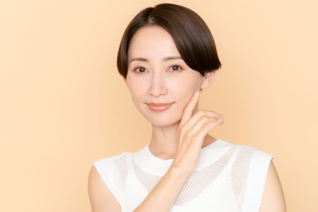 スキンケアをする女性