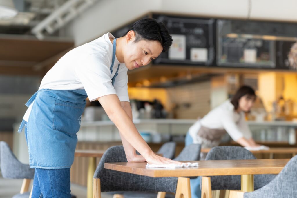 LOCで掃除をする男性