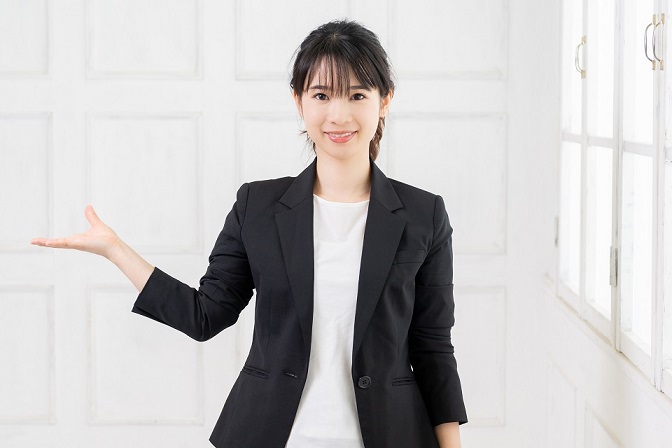 アムウェイの紹介をする女性