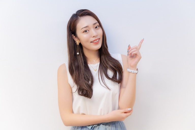 LOCの購入方法を説明する女性