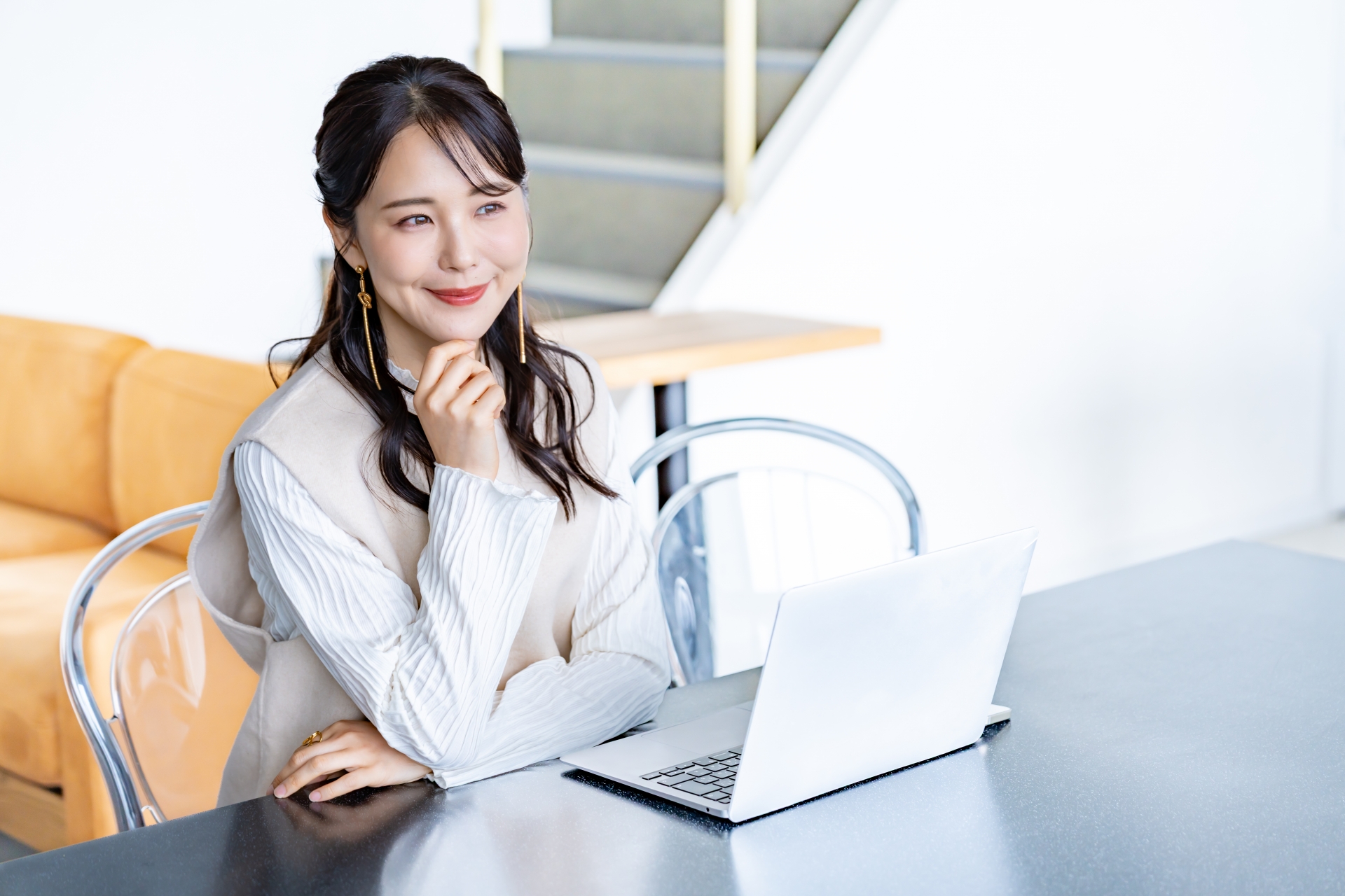 ニュートリライトのサプリメントについて調べる女性